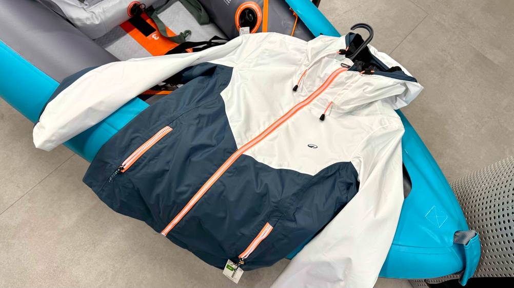 Eine Segeljacke für Damen, die getestet wurde liegt auf einem Kajak.