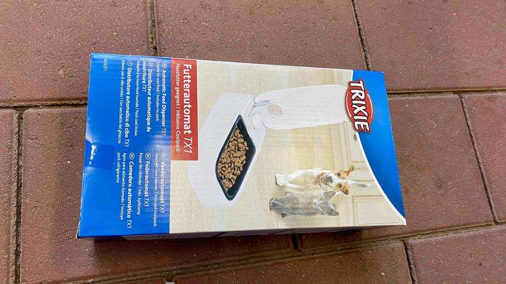 Futterautomat für die Katze getestet: eine Verpackung von Futterautomat mit der Aufschrift: für Nassfutter geeignet liegt auf einem Boden.