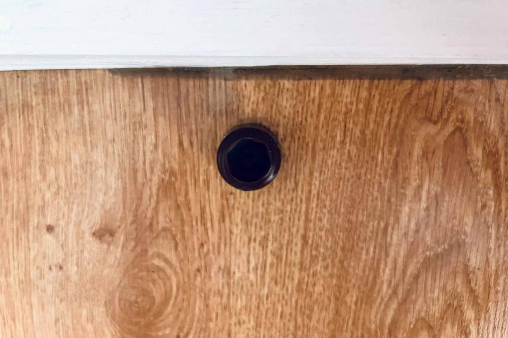 Türstopper getestet: Kleiner dunkler Stopper von oben auf Holzboden