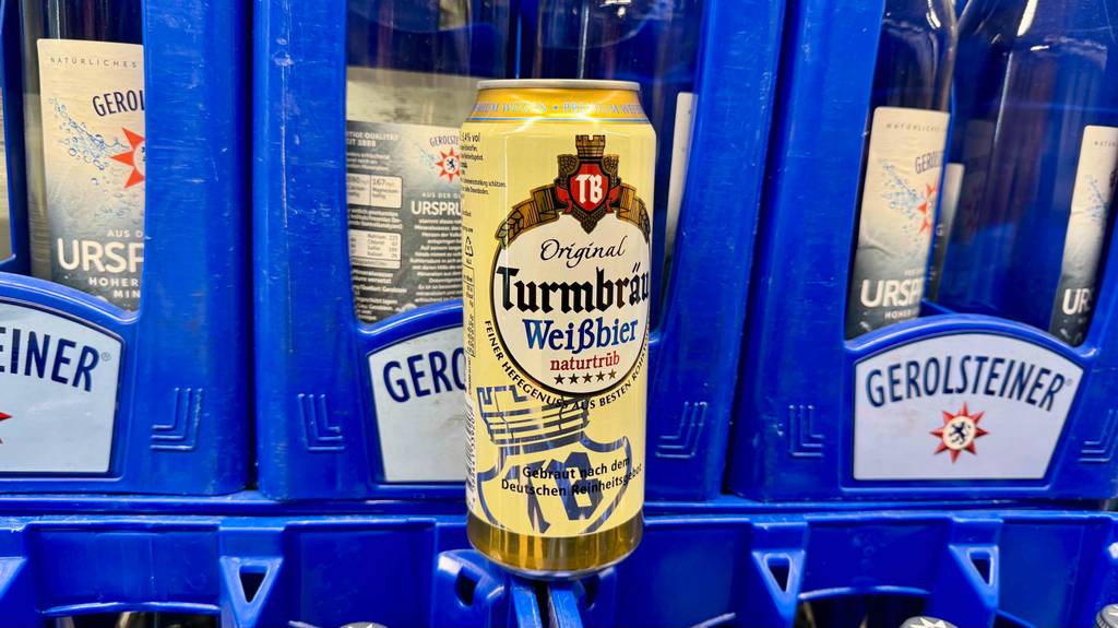 Test: Eine Dose Weizenbier steht vor Getränkekisten.