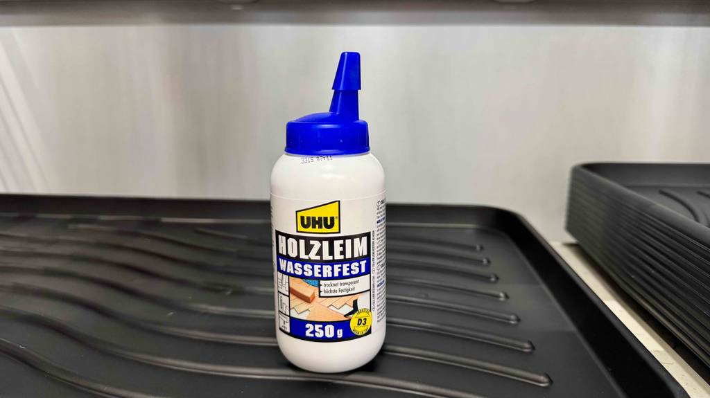 Eine Flasche getesteter wasserfester Holzleim im stehenden Zustand.