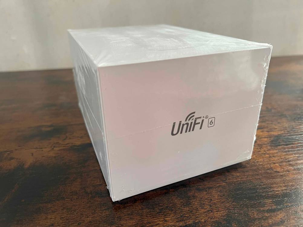 Mesh-WLAN getestet: Ein originalverpacktes Gerät von der Seite.