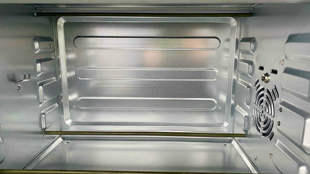 Minibackofen mit Kochplatten getestet: Detailaufnahme des Innenraums.