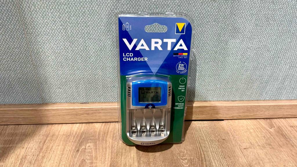 Im Test: Das Varta-Ladegerät in der transparenten Verpackung steht auf dem Boden.