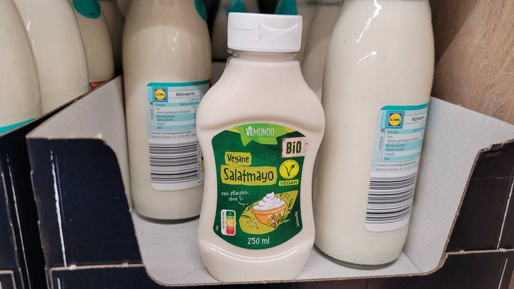 Die getestete vegane Mayonnaise steht in einem Karton mit anderen Produkten.