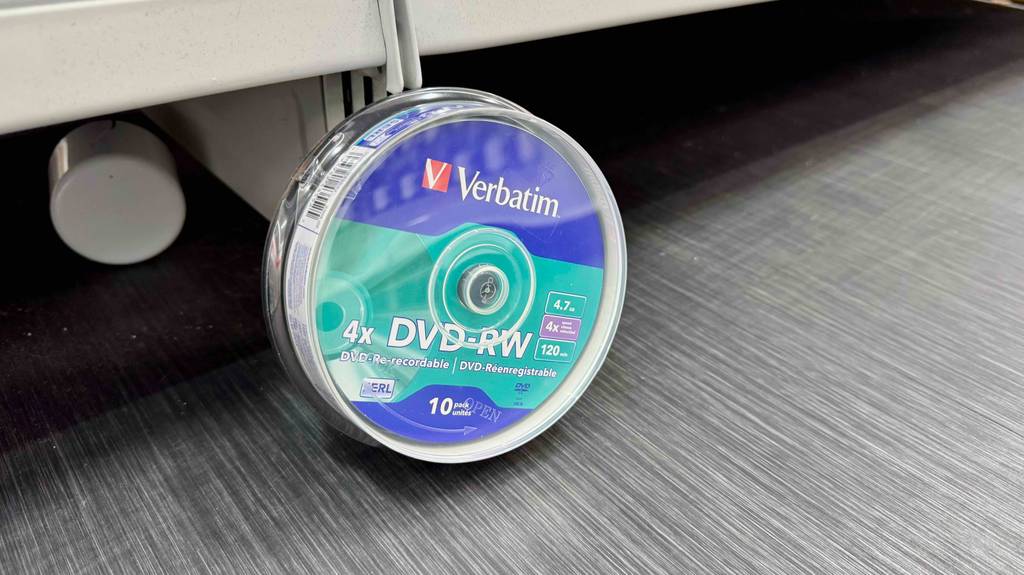 Im Test: DVD-RW-Rohlinge in ihrer 10-Stück-Verpackungsbox stene auf dem Boden.