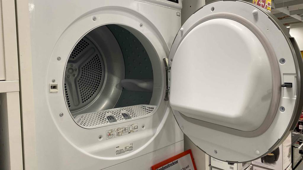 Im Test: Ein Kondenstrockner mit geöffneter Tür.