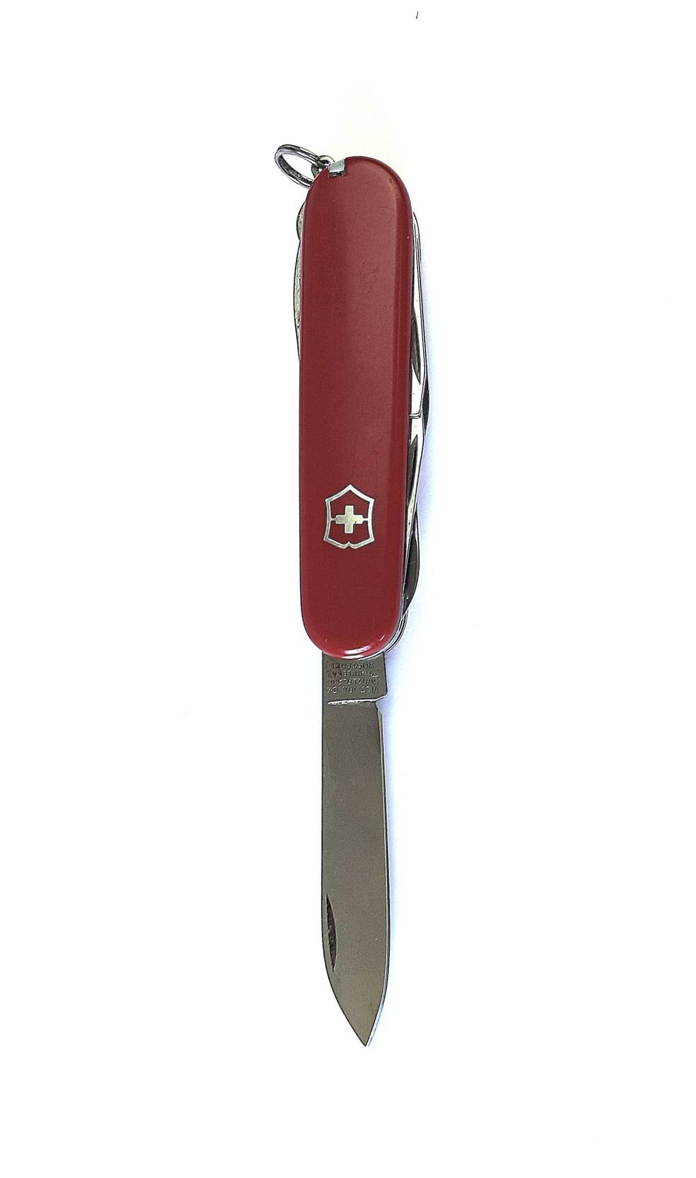 Das Victorinox-Taschenmesser, das getestet wurde vor einem weißen Hintergrund, während das Messer ausgeklappt ist.