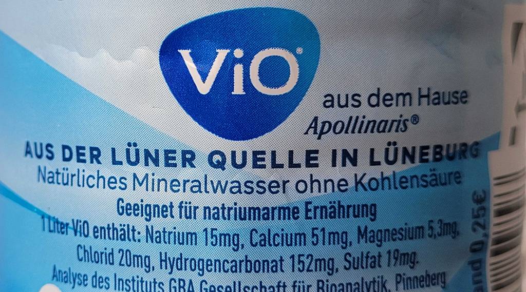 Stilles-Mineralwasser - Nahaufnahme von Flasche.