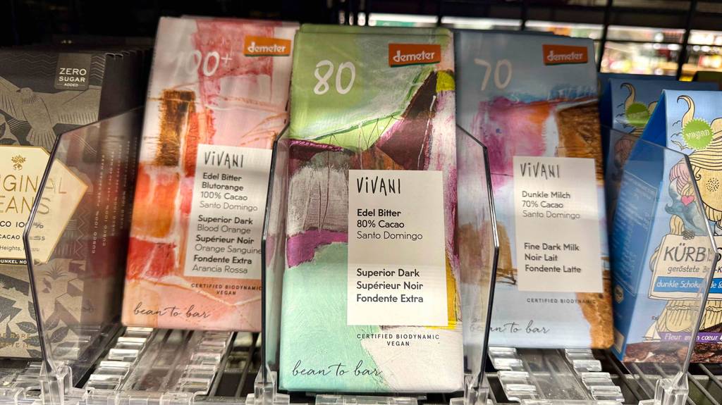 Test: mehrere Tafeln Vivani-Schokolade in verschiedenen Sorten sind in einem Regal einsortiert.