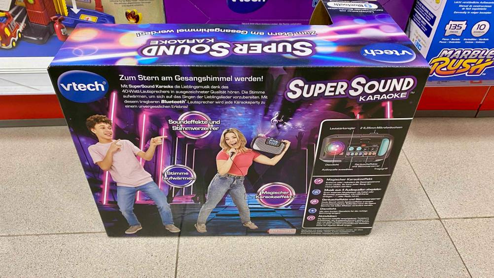 Kinder-Lautsprecher im Test: Rückseite der Verpackung eines Kinder-Lautsprechers der Marke Vtech vor einem Regal stehend.