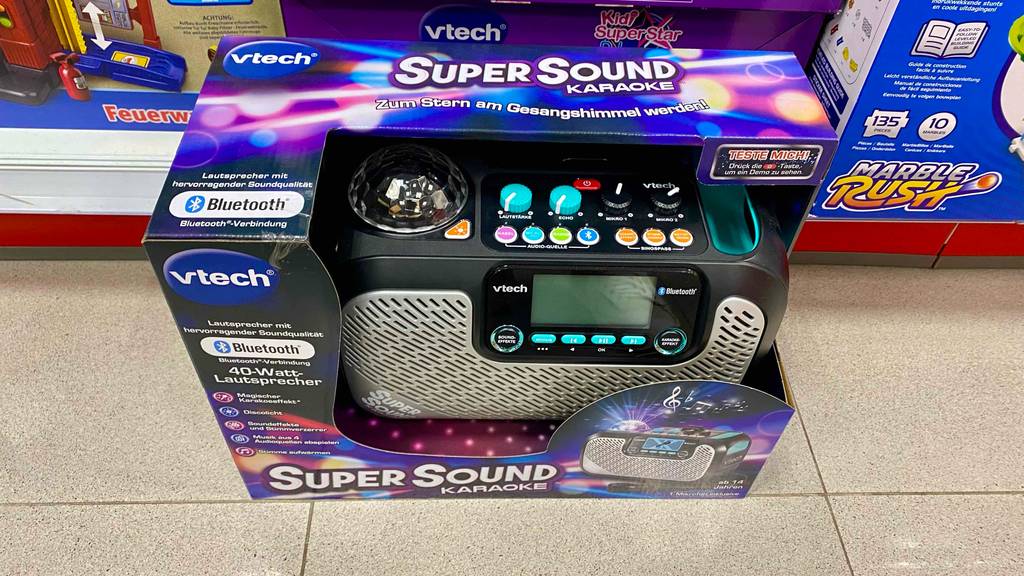 Kinder-Lautsprecher-Test: Kinder-Lautsprecher mit 40-Watt-Lautsprecher und Bluetooth-Verbindung Möglichkeit steht vor einem Regal.