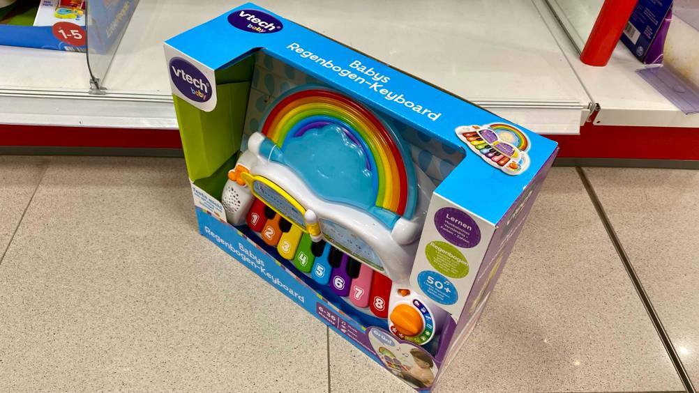 Kinderkeyboard getestet: Offene Verpackung mit einem Kinderkeyboard der Marke Vtech steht vor einem Regal.