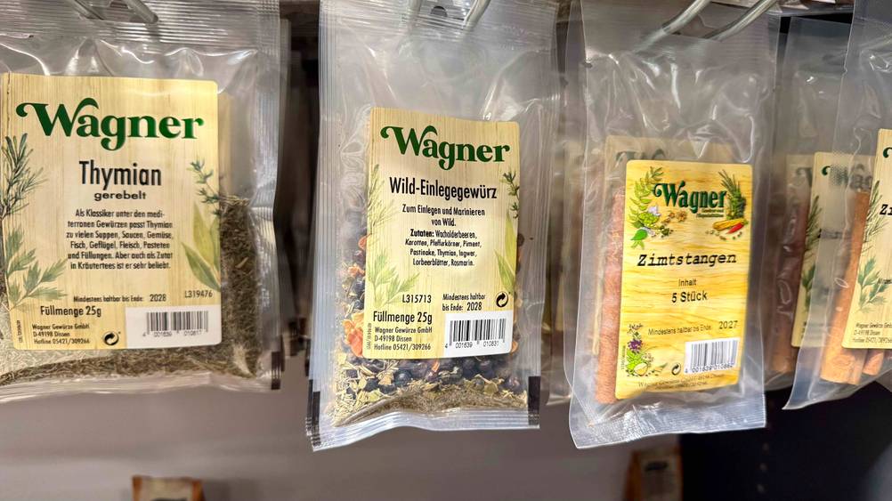 Test: Verschiedene Wagner-Gewürze hängen in einem Regal.
