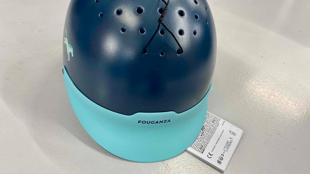 Reithelm im Test: Ein blauer Reithelm von oben auf einer hellen Fläche