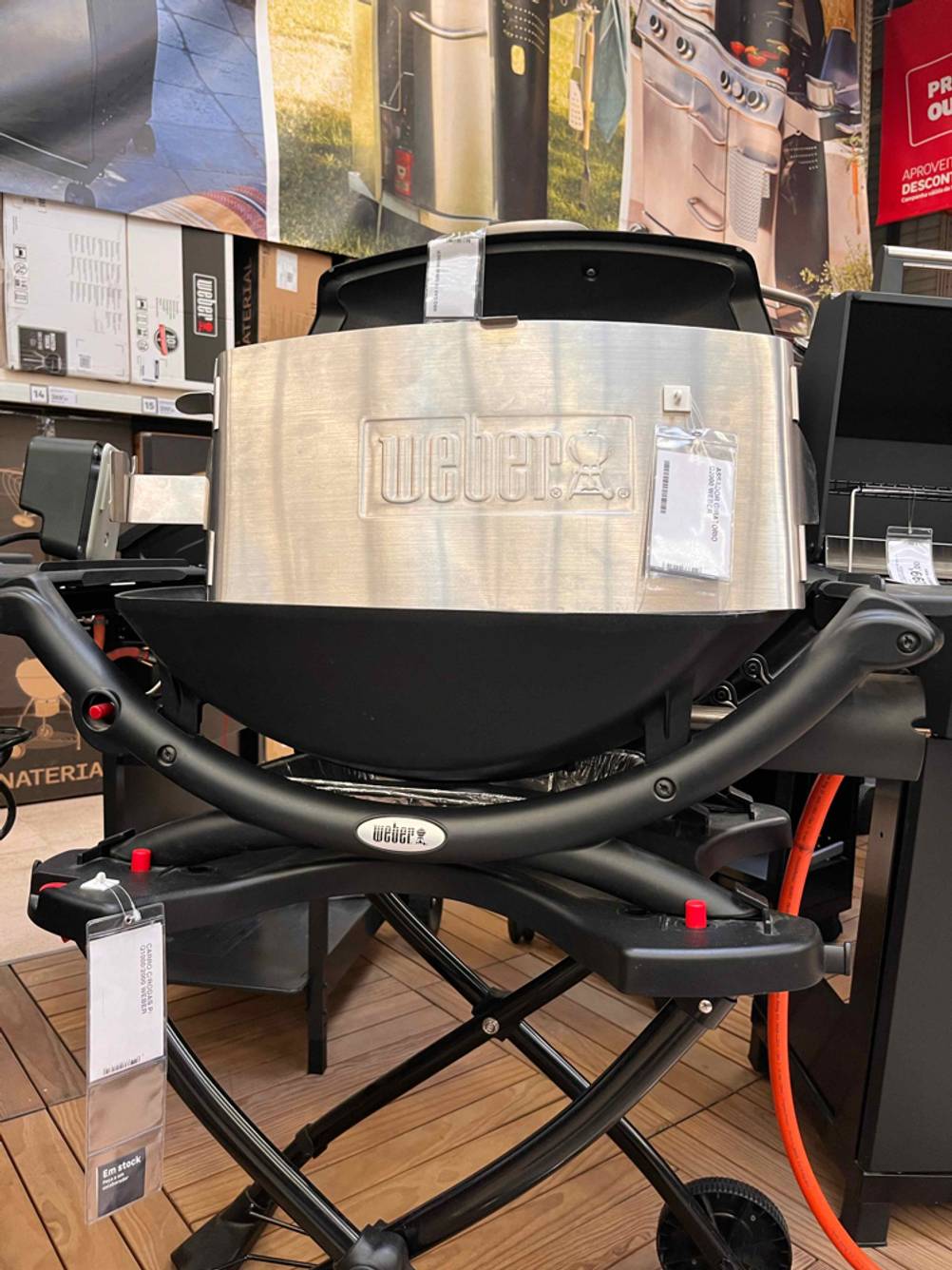 Weber-Gasgrill im Test: Ein Grill von schräg unten in einem Verkaufsraum
