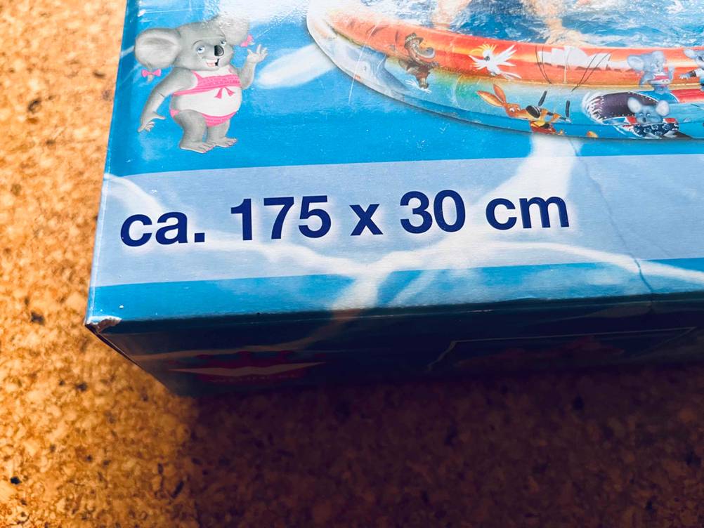 Aufblasbarer Pool getestet: Nahaufnahme der Größenangabe auf der Verpackung.