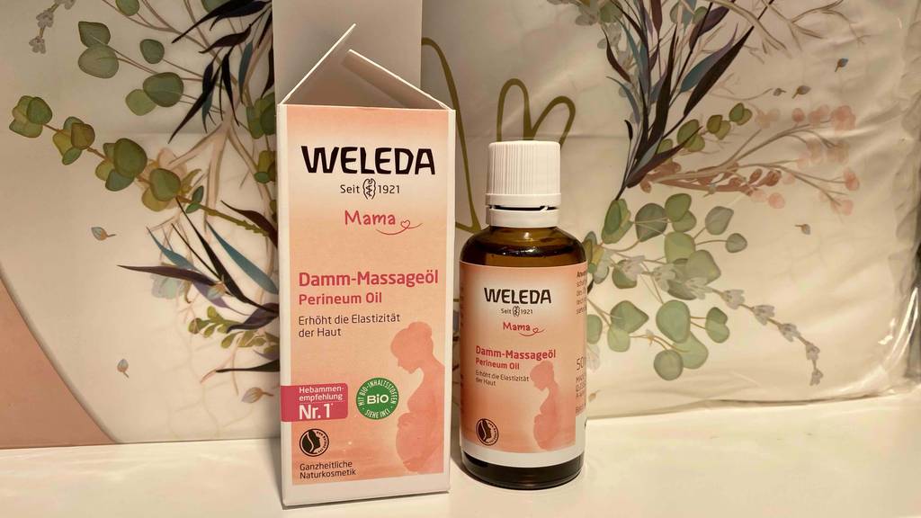 Damm-Masageöl im Test: eine Flasche Damm-Masageöl steht neben der Verpackung.