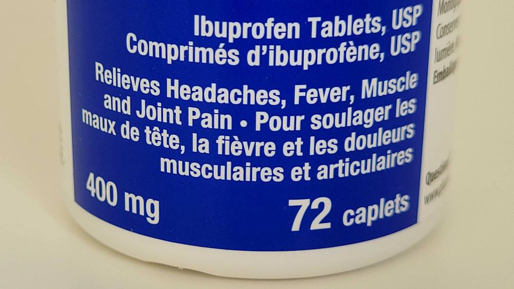 Im Test: Detailansicht Informationen auf Label einer Dose Kopfschmerztabletten.