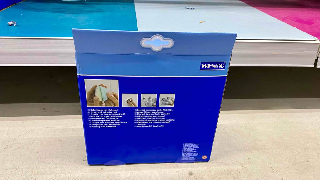 Im Test: Rückseite eines verpackten Duschablage Ecks.