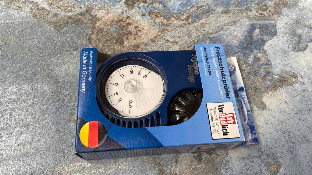 Frostschutzprüfer getestet: Ein originalverpacktes Gerät auf einem Steinboden