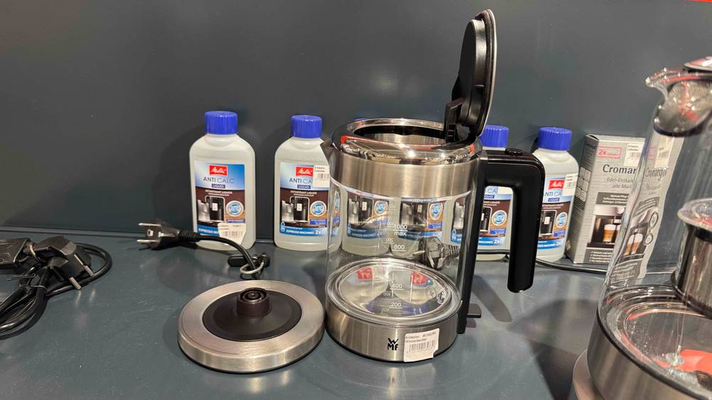 Der getestete WMF-Wasserkocher steht neben dem Heizelement.