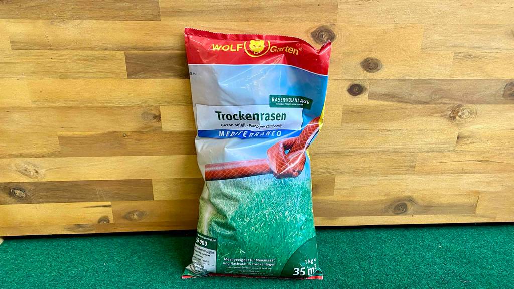 Trockenrasen im Test: ein Sack Trockenrasen ist an einer Wand angelehnt.