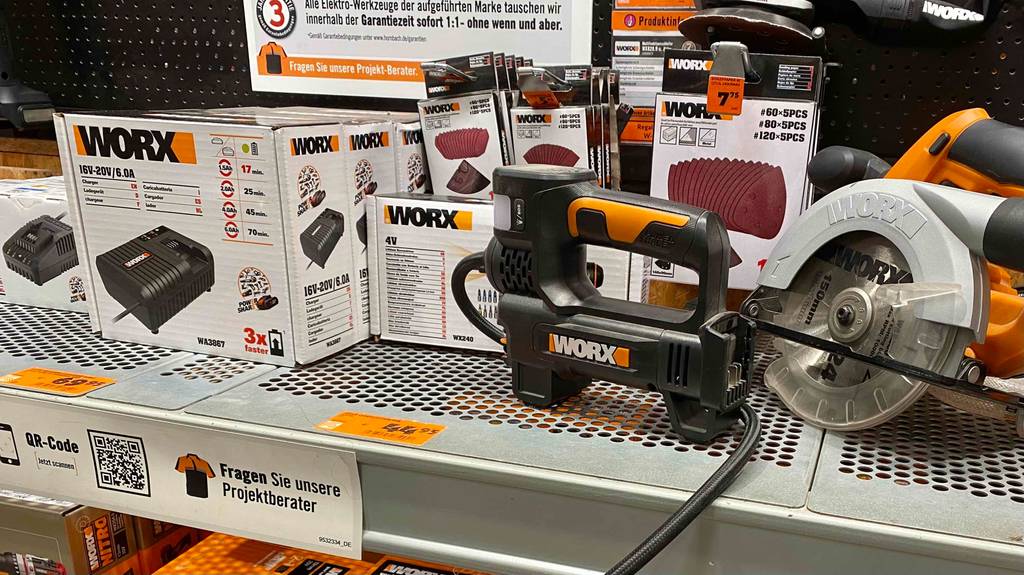 Ein getesteter Airbrush-Kompressor aufrecht stehend in einem Regal.
