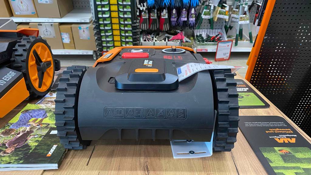 Worx-Mähroboter-Test: Worx-Mähroboter von hinten ersichtlich mit schwarzem Reifen.