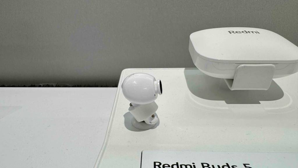 Xiaomi-Kopfhörer getestet: Nahaufnahme eines weißen In-Ear-Kopfhörers vor der Redmi-Box.