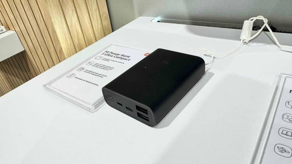 Die getestete Xiaomi-Powerbank ist in einem Geschäft ausgestellt, mir Fokus auf die Anschlussmöglichkeiten.