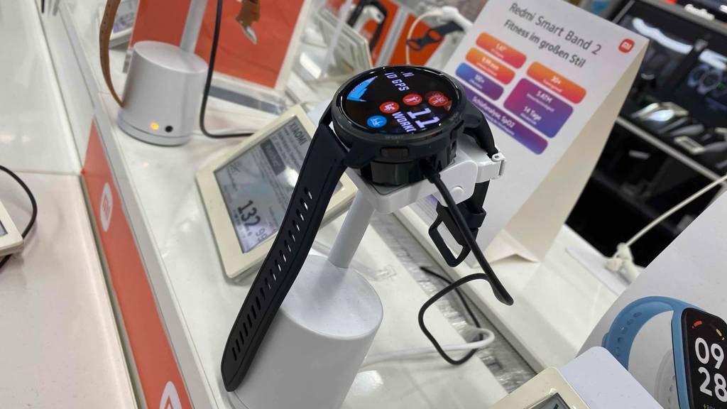 Xiaomi-Smartwatch getestet: Auf einem Ständer befindet sich ein Gerät schräg von der Seite.