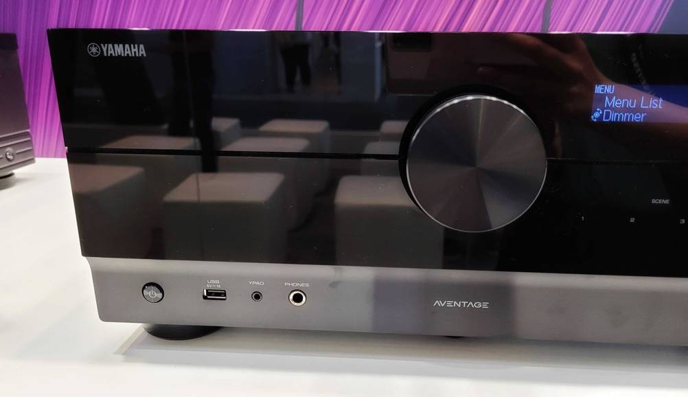AV-Receiver im Test: Nahaufnahme Bedienelemente linke Seite