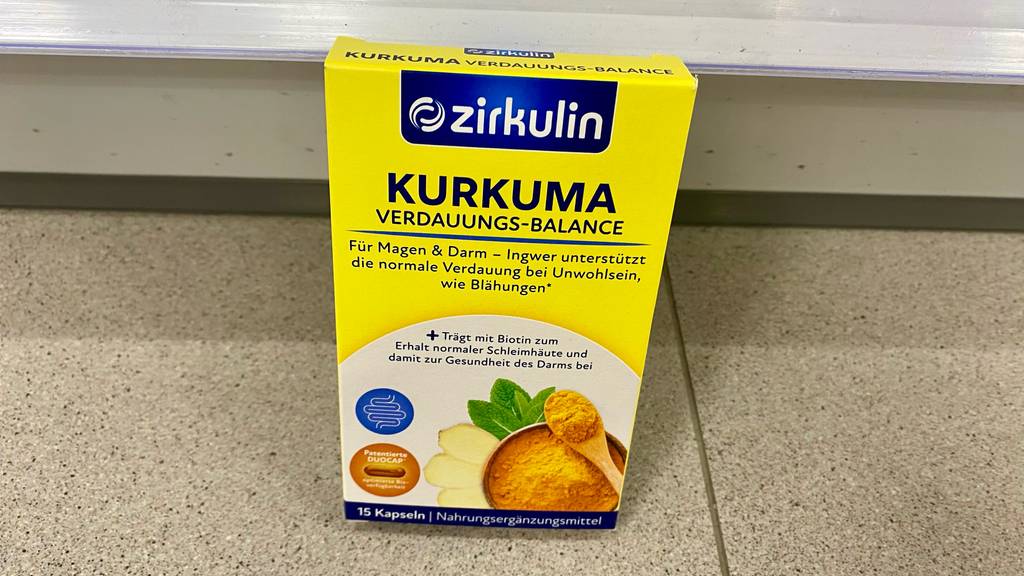 Kurkuma-Ingwer-Kapseln getestet: eine Packung Kurkuma Verdauungs-Balance Packung stehend mit Biotin.