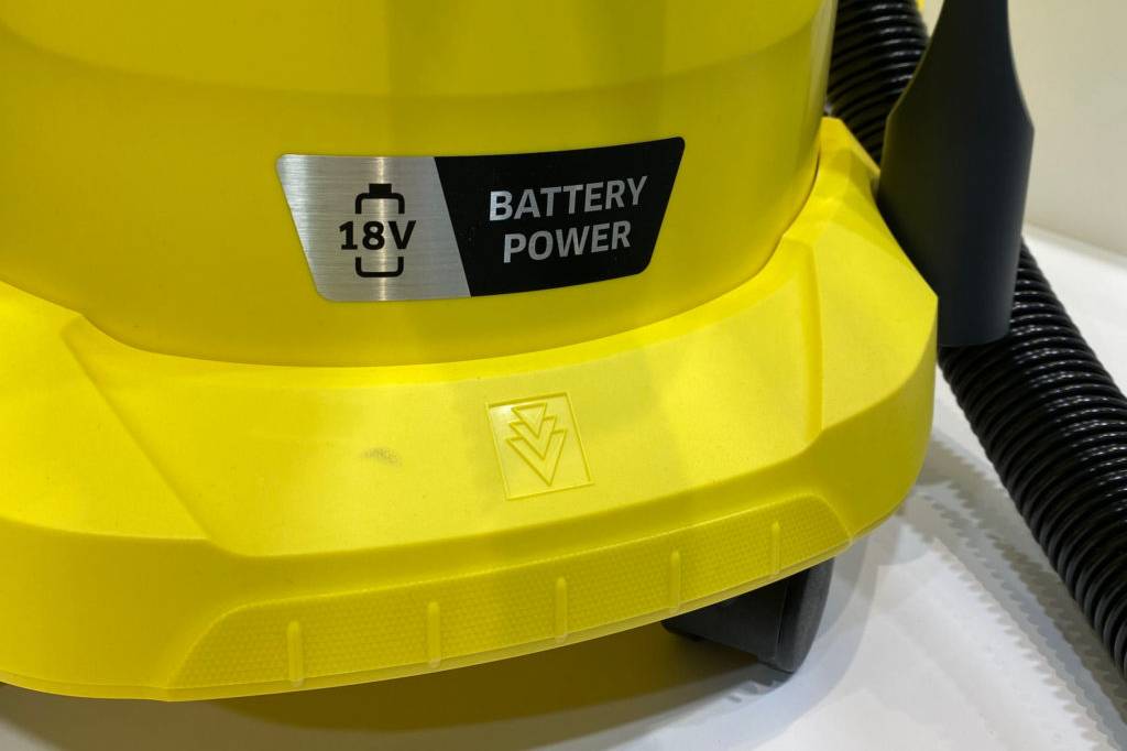 Getesteter gelber Wasserstaubsauger: Detailansicht mit 18V-Battery-Power-Aufkleber.
