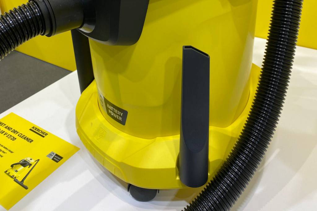 Gelber Wasserstaubsauger im Test: seitliche Gesamtansicht mit Saugschlauch, Drehregler und Saugdüsen auf Einsteckvorrichtungen.