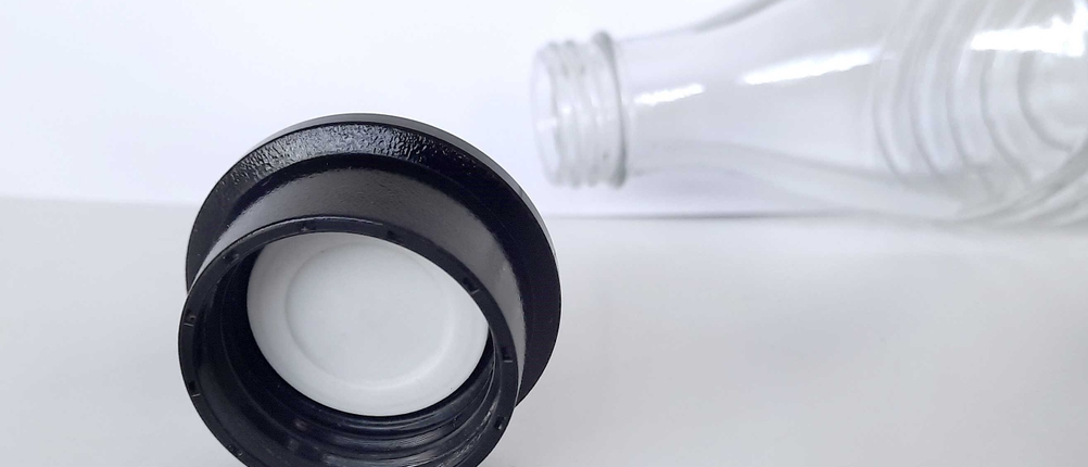 Sodastream getestet: Eine Flasche die zum Sodastream dazgehört, liegt auf einer weißen Fläche mit dem Deckel im Fokus.