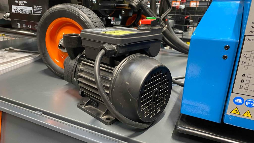 Dieselpumpe-Test: eine Dieselpumpe in einem Regal stehend.