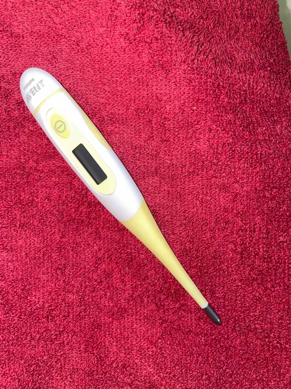 Fieberthermometer liegt auf Handtuch. 