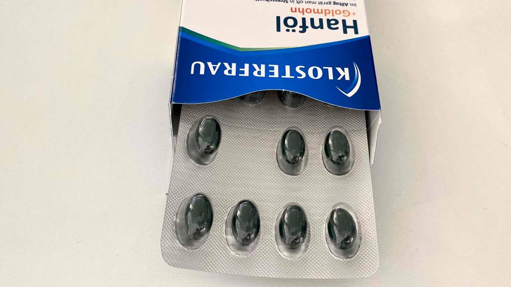 Im Test: Nahaufnahme des Tablettenblisters der Hanföl-Kapseln der aus der Verpackung gezogen wurde.