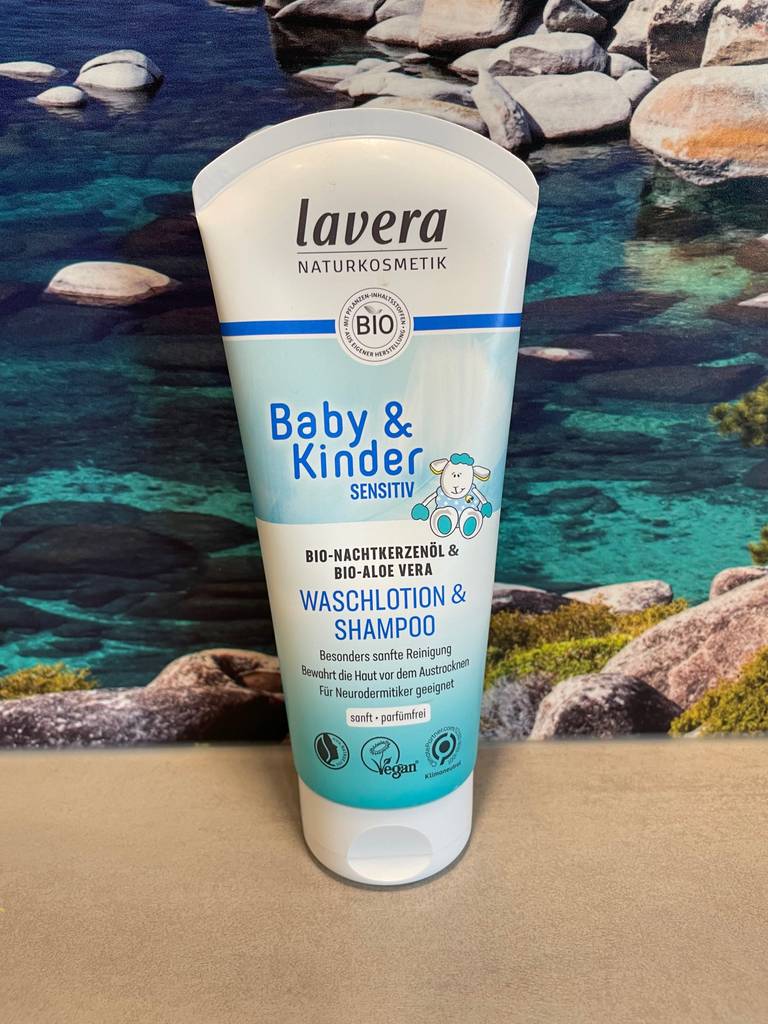 Baby-Shampoo aufrecht aufgestellt.