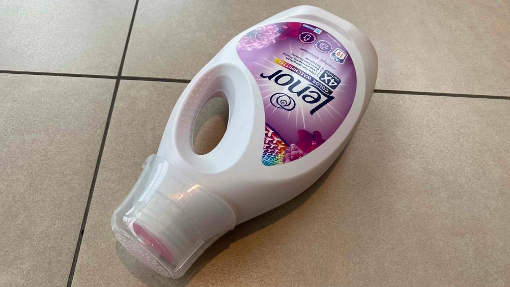 Flüssigwaschmittel im Test: Eine Flasche Waschmittel liegt quer auf einer hellen Oberfläche