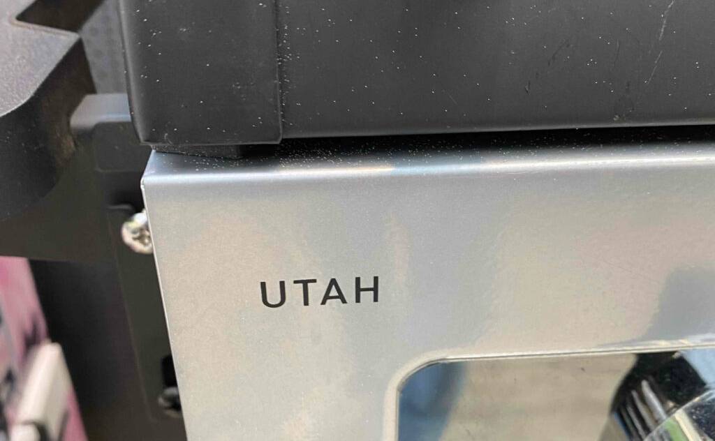 Balkon-Gasgrill-Test: (UTAH) steht als Aufschrift auf einem Balkon-Gasgrill.