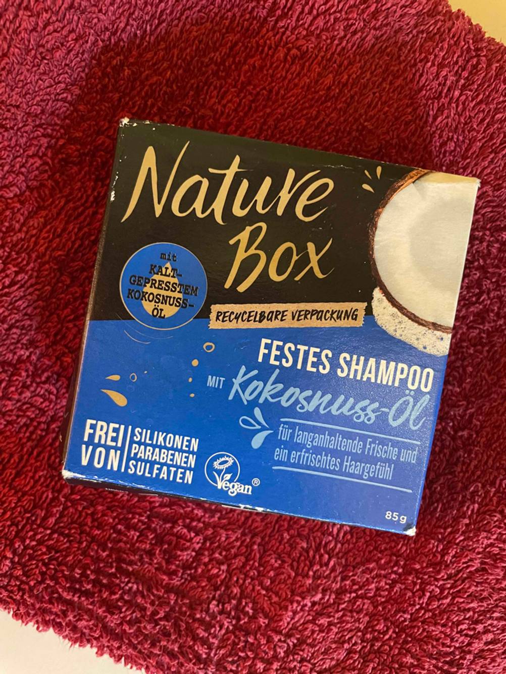 Festes Haarshampoo auf einem Handtuch liegend.