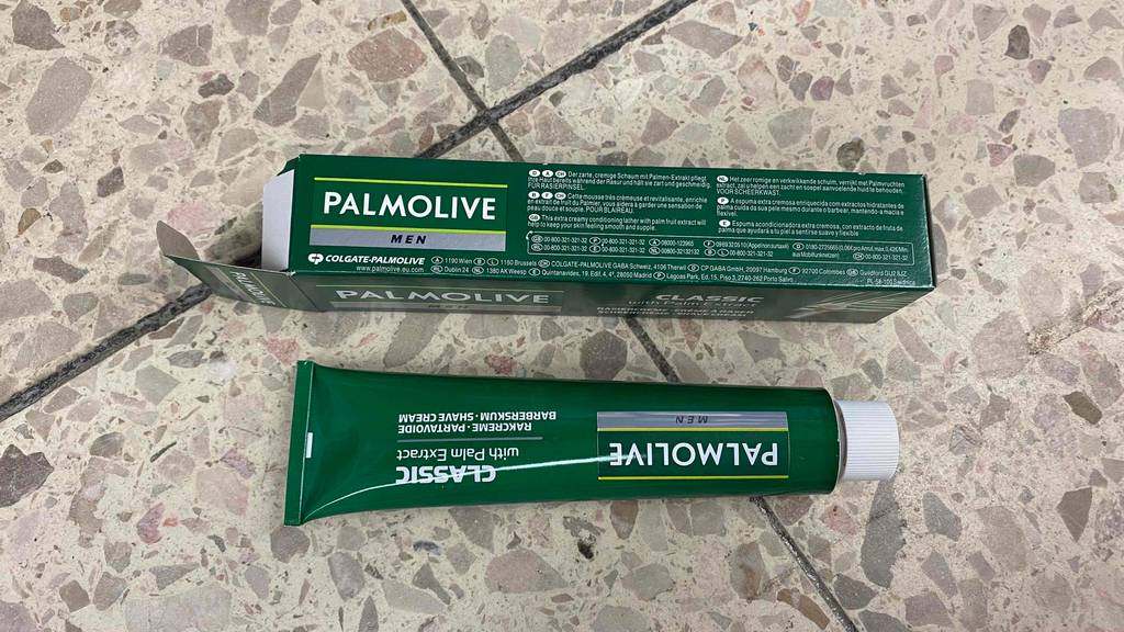 Getestete Rasiercreme liegt neben der Verpackung