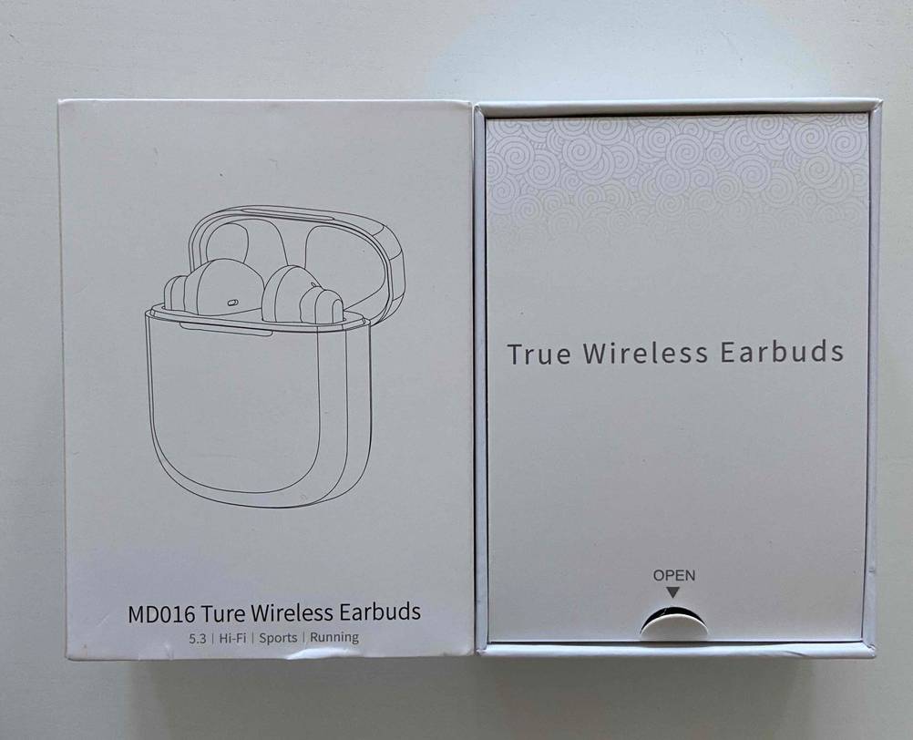 In-Ear-Kopfhörer getestet: geöffnete Verpackung von In-Ear-Kopfhörern mit Papiereinlage worauf 