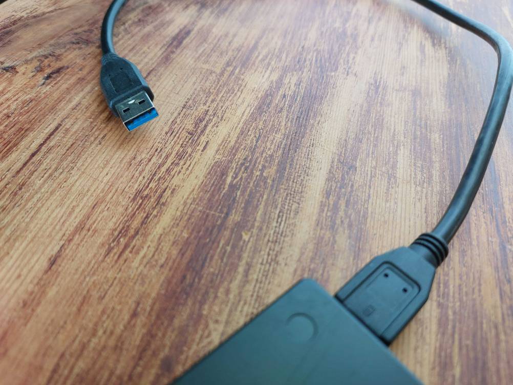 Im Test: Detailaufnahme USB-Stecker einer SSD-Festplatte.