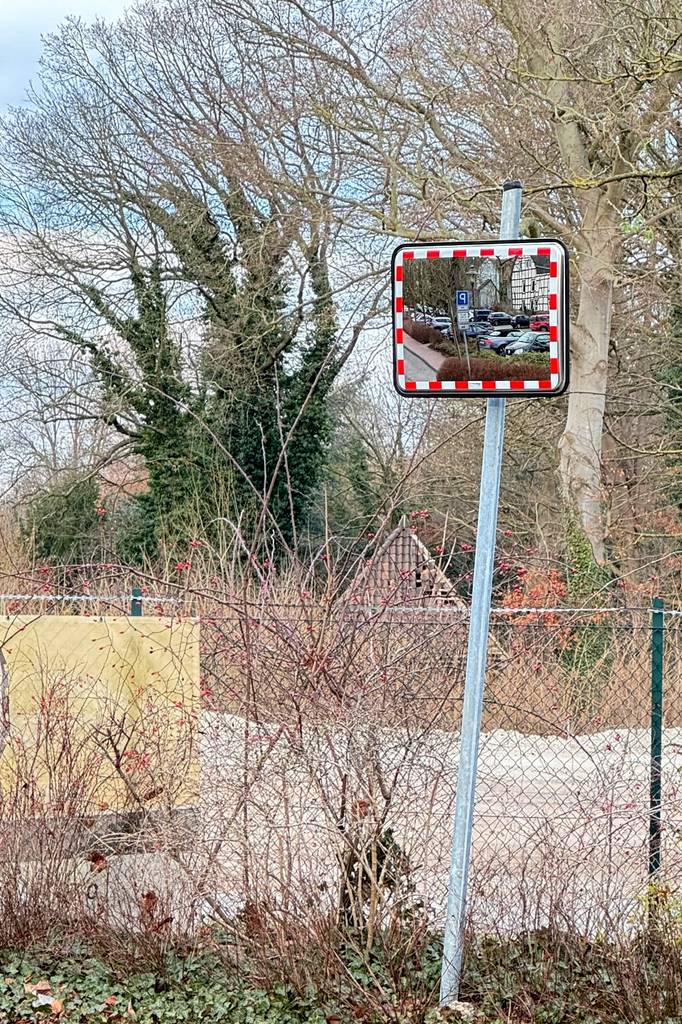 Getesteter Verkehrsspiegel: Der Verkehrsspiegel mit Blick auf einen Parkplatz.