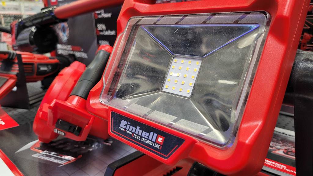 Detailansicht der Leuchteinheit eines Arbeitsscheinwerfers im Test.