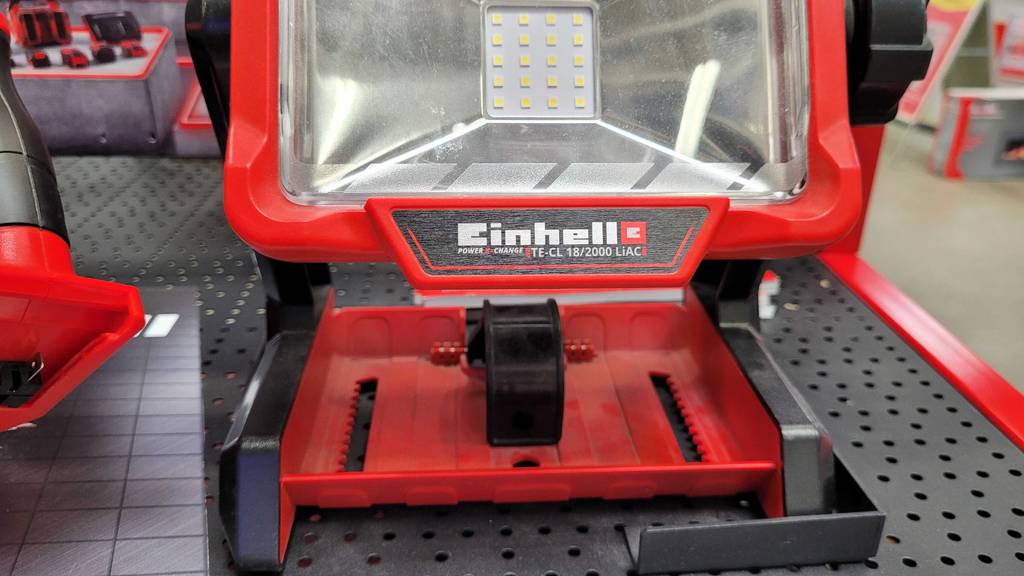 Arbeitsscheinwerfer-Test: Blick auf den Standfuß eines Geräts.